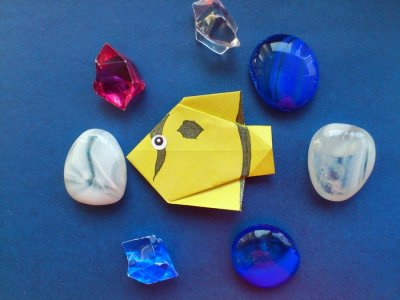 Яркая желтая рыбка оригами
